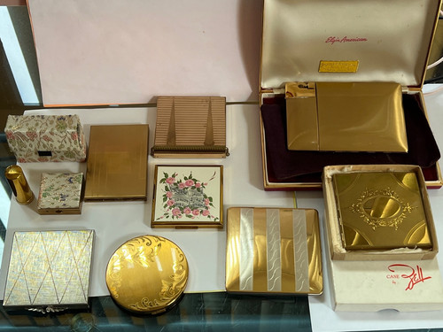 Compact cigarette case - ,